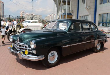 Sovyet temsilcisi sedan ilk nesil Gaz-12 (Zim)