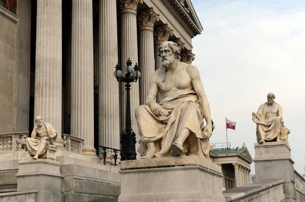 Skulpturer av grekiska filosoferna på Österrikes parlament byggnad. — Stockfoto