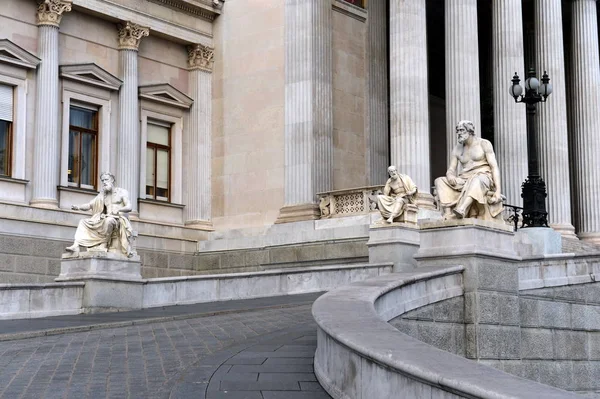 Sculptures of Greek philosophers at the Parliament building of Austria. — Stock Photo, Image