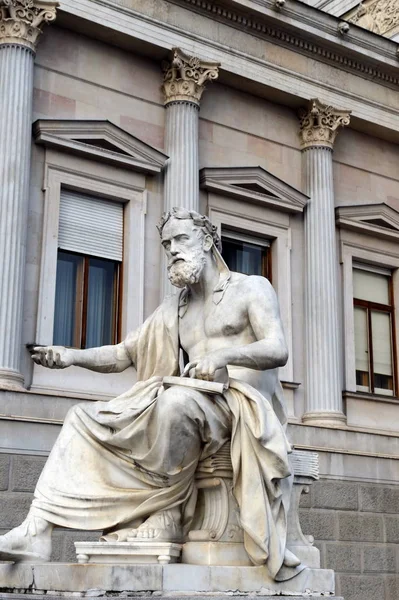 Estatua del filósofo griego Xenofones del edificio del Parlamento austriaco — Foto de Stock