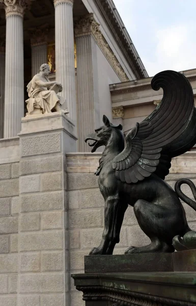 Statyer av Griffins framför det österrikiska parlamentet. — Stockfoto