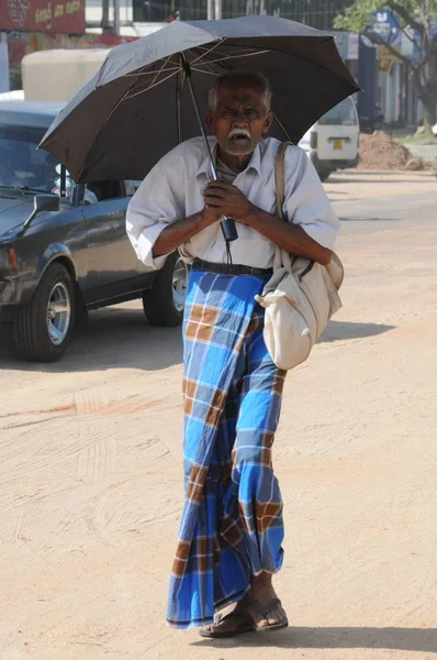 Unknown elderly man on the outskirts of Colombo. — Stock Photo, Image