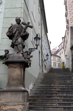  Prag sokaklarında heykel.