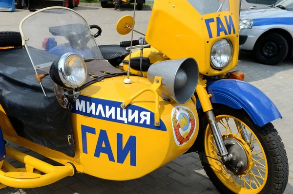 La vieja motocicleta de la policía soviética . — Foto de Stock