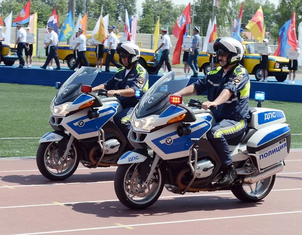 Inspektörer av trafikpolisen på Bmw motorcyklar. — Stockfoto