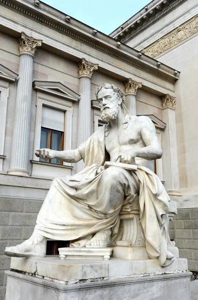 Grekisk filosof Xenofones staty av österrikiska parlamentsbyggnaden. — Stockfoto