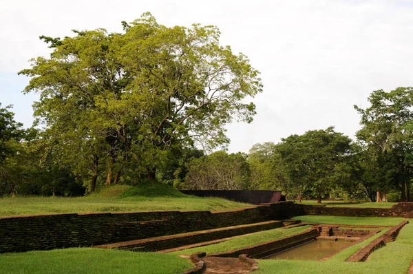 Piscines dans le jardin près de la montagne Sigiriya . — Photo