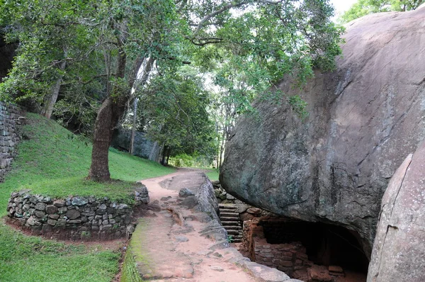 Vecchio muro di pietra e scale nella fortezza di Sigiriya . — Foto Stock