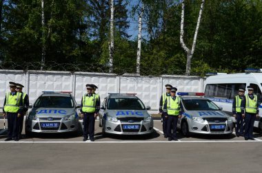 Yollar devriye için trafik polisi gitmeden önce boşanma müfettişleri.