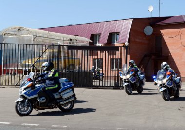  Yollar devriye müfettişleri trafik polisinin Bmw motosiklet üzerinde gitmek.