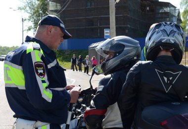  Trafik polisi Müfettiş motosiklet belgeleri denetler.