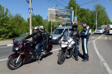  Trafik polisi Müfettiş motosiklet belgeleri denetler.