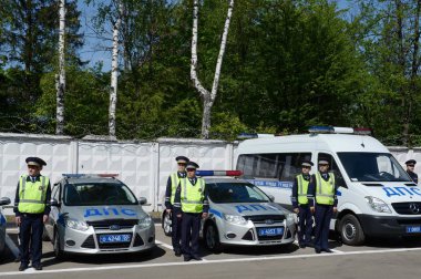  Yollar devriye için trafik polisi gitmeden önce boşanma müfettişleri.