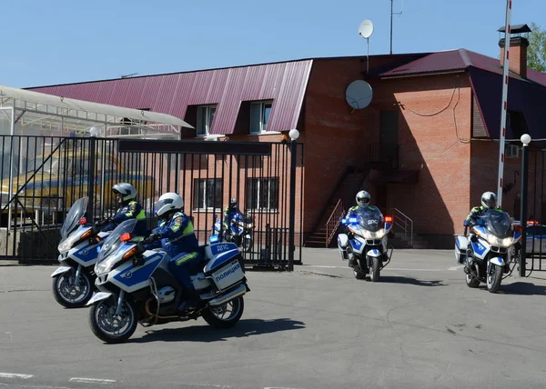 Inspecteurs de la police de la circulation sur les motos BMW pour aller patrouiller les routes . — Photo