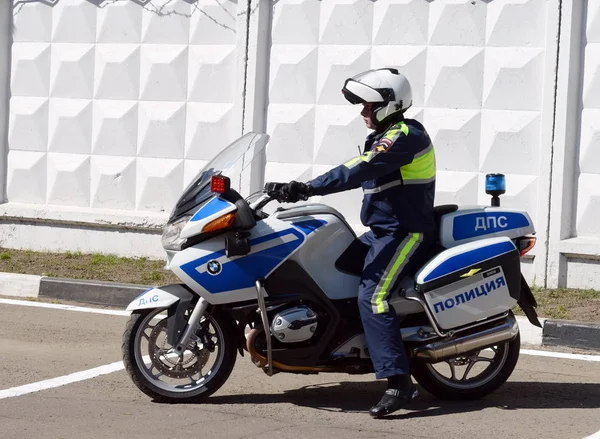 Der Inspektor der Verkehrspolizei Motorrad bmw geht auf Streife auf den Straßen. — Stockfoto