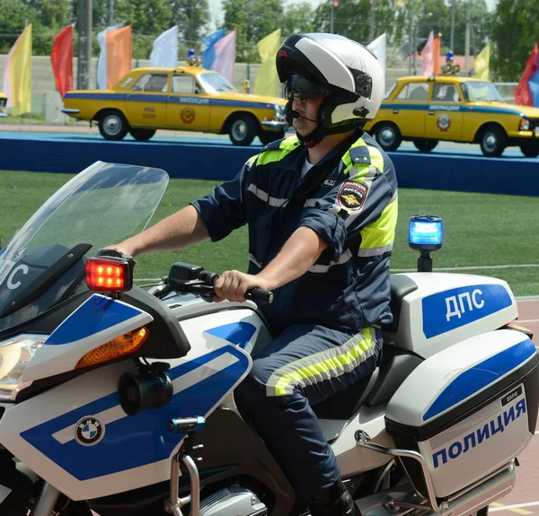 Der Inspektor der Verkehrspolizei Motorrad bmw geht auf Streife auf den Straßen. — Stockfoto