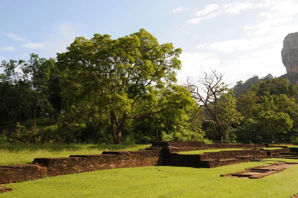 Os jardins em torno da rocha Sigiriya . — Fotografia de Stock