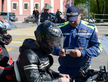  Trafik polisi Müfettiş motosiklet belgeleri denetler.