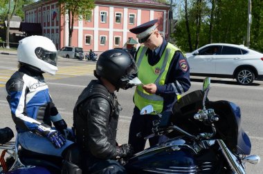  Trafik polisi Müfettiş motosiklet belgeleri denetler.