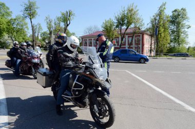  Trafik polisi Müfettiş motosiklet belgeleri denetler.