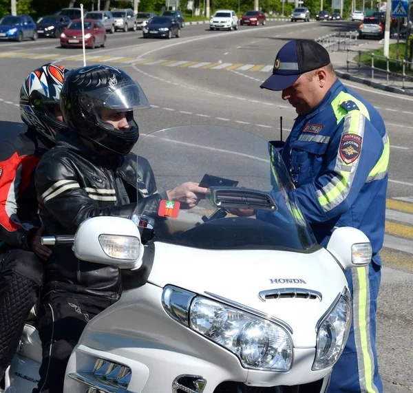 Trafik polisi Müfettiş motosiklet belgeleri denetler. — Stok fotoğraf