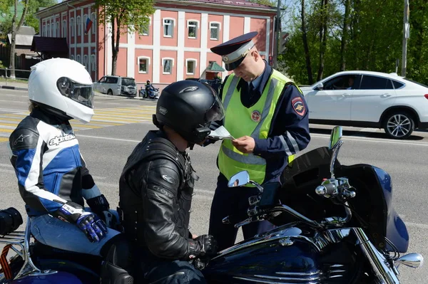 Inspektör av trafikpoliser kontrollerar dokumenten av motorcykeln. — Stockfoto