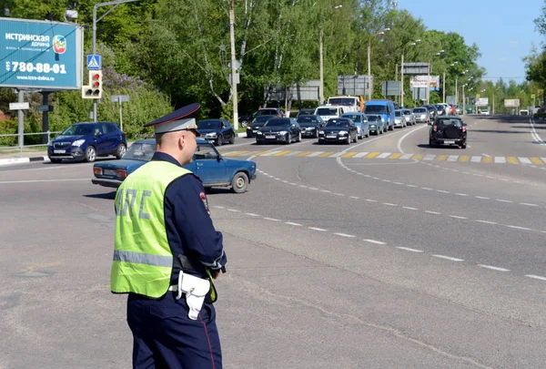 L'inspecteur de la police de la circulation sur la route . — Photo