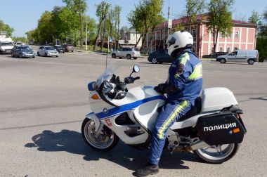  Yol motorlu birimleri polis müfettişi karayolu kontrol eder..
