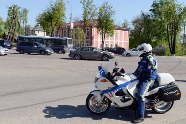  Yol motorlu birimleri polis müfettişi karayolu kontrol eder..