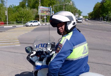  Yol motorlu birimleri polis müfettişi karayolu kontrol eder..