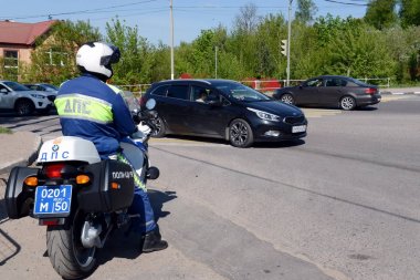  Yol motorlu birimleri polis müfettişi karayolu kontrol eder..