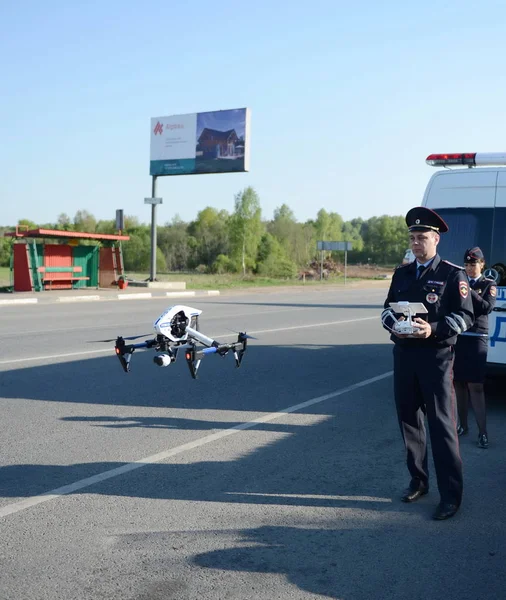 Der Inspektor der Verkehrspolizei überwacht die Strecke mit dem Quadrocopter. — Stockfoto