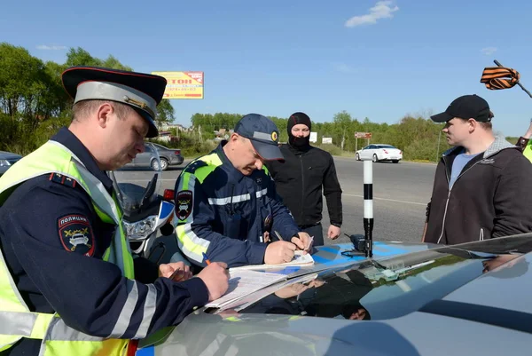 Employees of the traffic police service draws up a Protocol on violation of traffic rules. — Stock Photo, Image