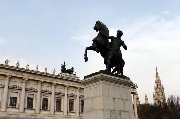 位于维也纳奥地利议会大楼附近的驯马的青铜雕像。它是设计并执行 J.Lax 在 1897 年和 1900. — 图库照片