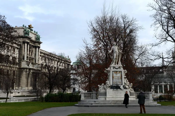Το μνημείο Βόλφγκανγκ Αμαντέους Μότσαρτ με τον Burggarten στη Βιέννη. — Φωτογραφία Αρχείου
