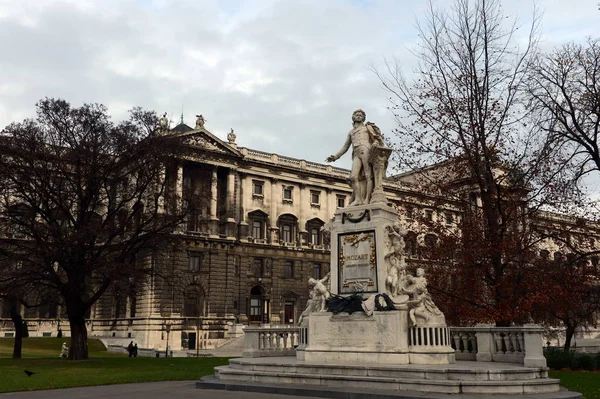 Monumento a Wolfgang Amadeus Mozart en el Burggarten de Viena . — Foto de Stock