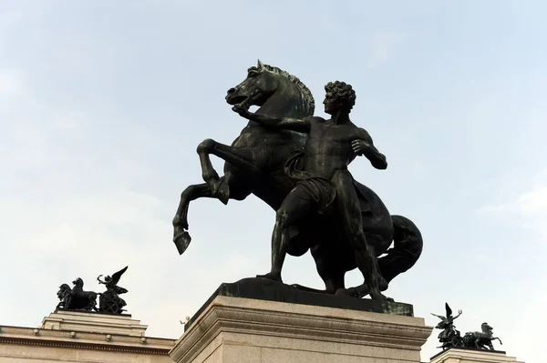 Spiżowa statua konia Pogromca znajdujące się w pobliżu Budynek Parlamentu Austrii w Wiedniu. Został zaprojektowany i wykonany przez J. Lax w 1897 i 1900. — Zdjęcie stockowe