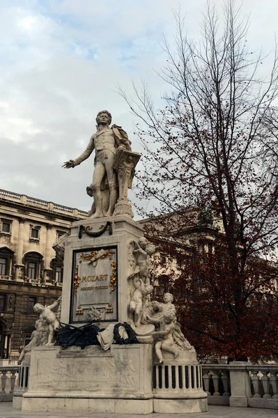 Pomnik Wolfgang Amadeus Mozart w parku Burggarten w Wiedniu. — Zdjęcie stockowe