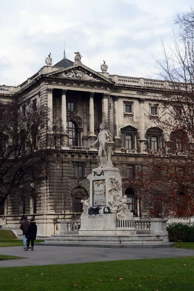 Monument van Wolfgang Amadeus Mozart in het Burggarten in Wenen. — Stockfoto