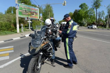  Trafik polisi Müfettiş motosiklet belgeleri denetler.