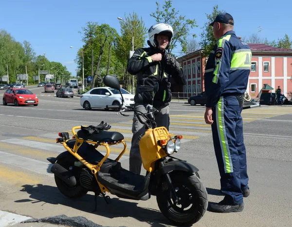 Der Inspektor der Verkehrspolizei kontrolliert die Papiere des Motorrads. — Stockfoto