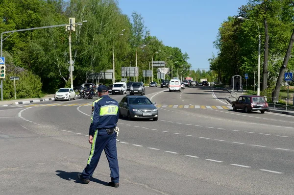 Yolda trafik polisi Müfettiş. — Stok fotoğraf