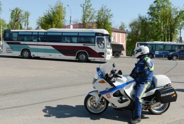  Yol motorlu birimleri polis müfettişi karayolu kontrol eder..