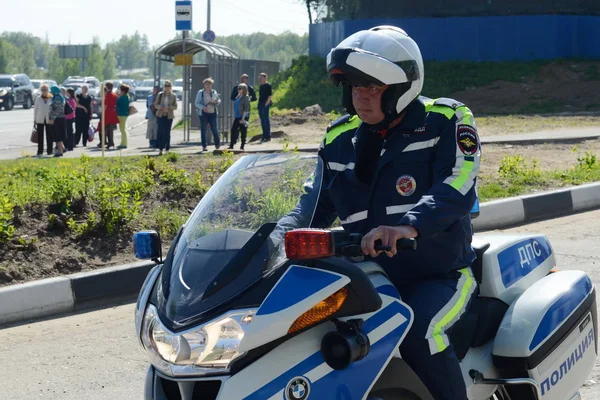 Der Inspektor der motorisierten Einheiten Straßenpolizei kontrolliert die Autobahn. — Stockfoto