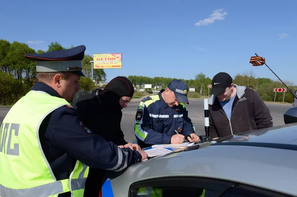 Trabalhadores do serviço de polícia de trânsito elabora um protocolo relativo à violação das regras de trânsito . — Fotografia de Stock
