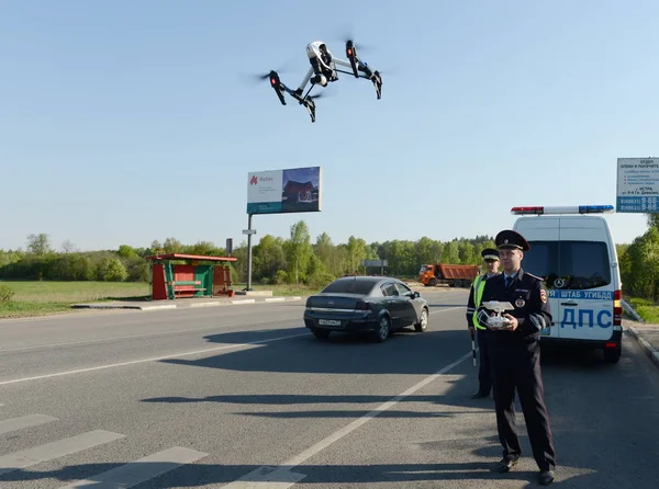  Trafik polisi Müfettiş monitörler quadcopter kullanarak yol Hizmetleri.