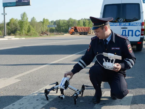  Trafik polisi Müfettiş monitörler quadcopter kullanarak yol Hizmetleri.