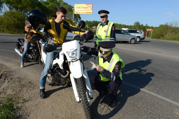 Anställda i trafik polisen kontrollera motorcyklister på vägen. — Stockfoto