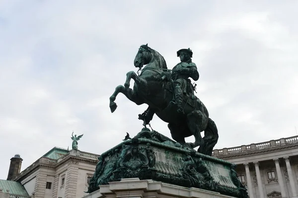 纪念碑的王子 Eugene 的萨沃伊。在 Heldenplatz，维也纳，1865 年由安东 · 多米尼克 · 费恩科恩设计纪念碑 — 图库照片