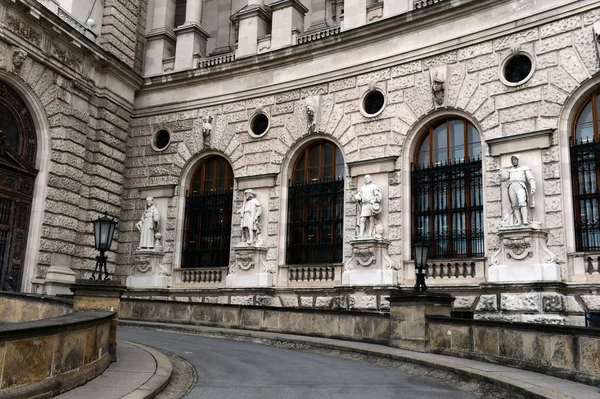 Palace is former imperial palace in centre of Vienna. Part of palace forms official residence and workplace of President of Austria — Stock Photo, Image